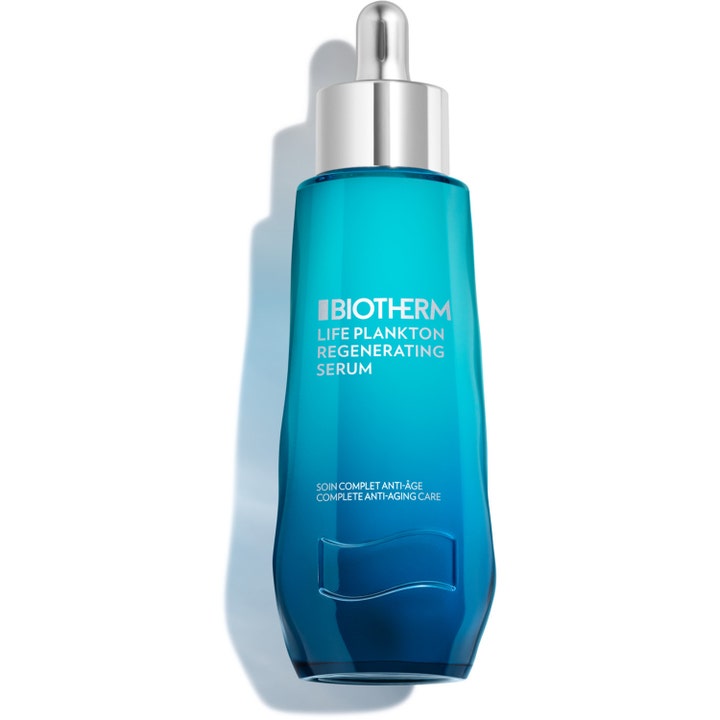 Biotherm Life Plankton Regenerating Serum mod rynker i en kurvet blå glasflaske med elegant sølvfarvet pipette