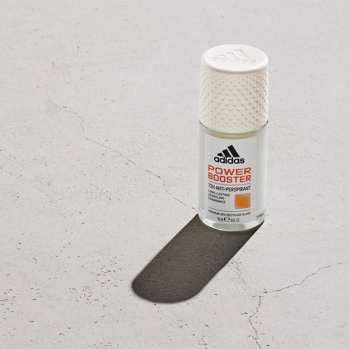 Adidas Power Booster 50 ml anti-perspirant giver 72 timers beskyttelse i glasflaske med hvidt mønstret låg på sten.
