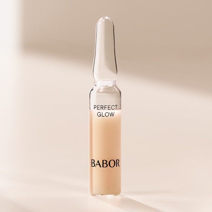 Babor Ampoule Concentrates Perfect Glow 14 ml serum giver huden glød i en enkel glasampul med ferskenfarvet indhold