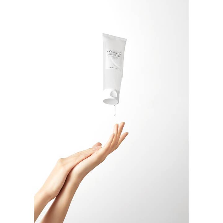 SKIN1004 Madagascar Centella Tone Brightening Cleansing Gel Foam 125 ml renseskum drypper klar gel ned mod hænderne.