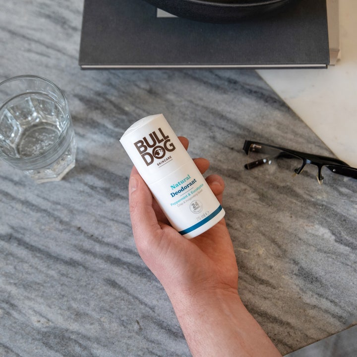 Bulldog Peppermint & Eucalyptus Deodorant 75 ml herredeodorant i hvid stick der holdes i en hånd over et marmorbord