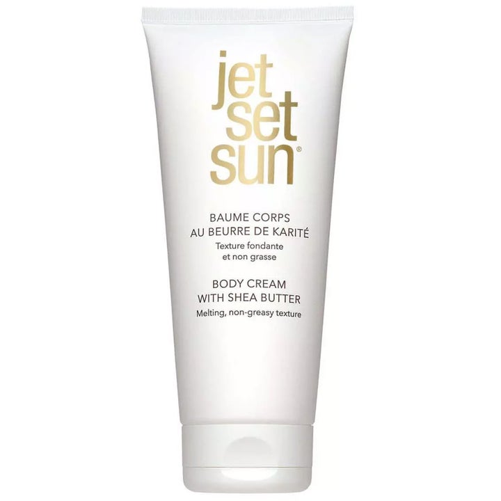 Jet Set Sun Body Cream with Shea Butter fugtgivende bodycreme i hvid tube med elegant guld- og sort tekst