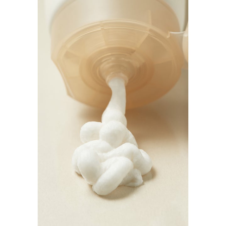 I'm from Rice Whip Facial Cleanser 30 ml cremet ansigtsrens med hvid skummende tekstur fra en tube