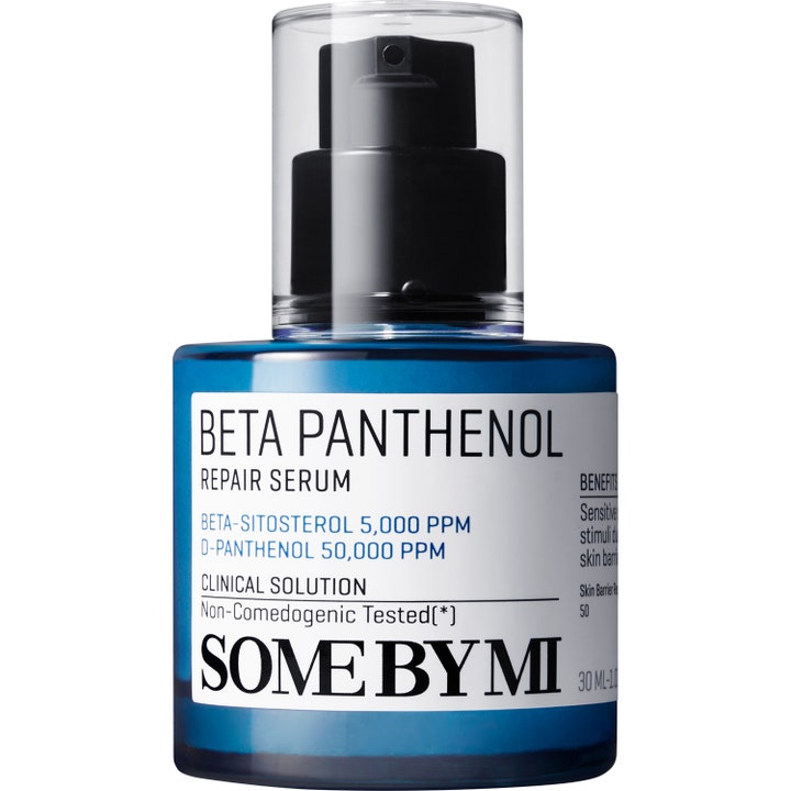 SOME BY MI Beta Panthenol Repair Serum 30 ml styrker hudbarrieren i en blå flaske med sort pumpe og gennemsigtigt låg