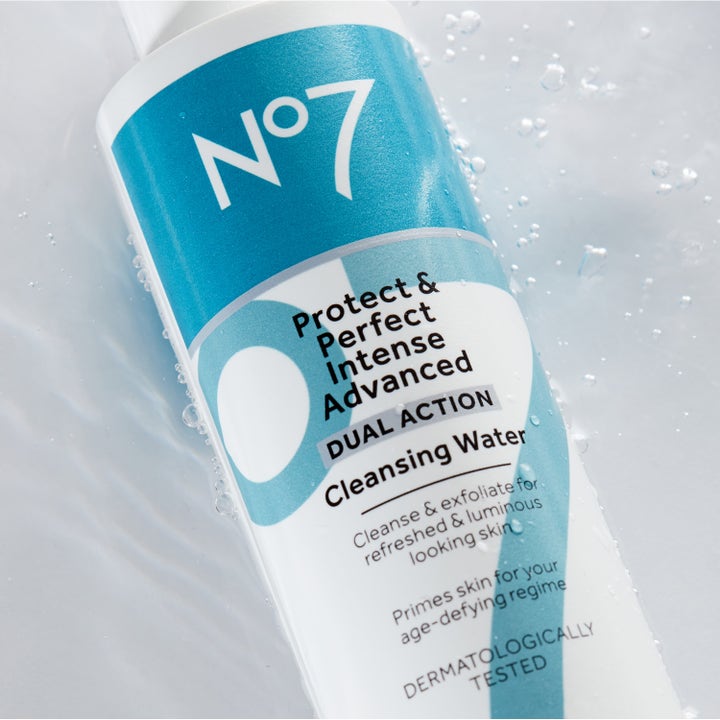 No7 Protect & Perfect Intense Advanced Cleansing Water 200 ml ansigtsrens giver glød i hvid flaske med vanddråber