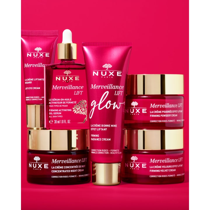 Nuxe Merveillance Lift Glow 50 ml opstrammende dagcreme i hindbærrød tube med guldhætte i en serie af ansigtspleje.