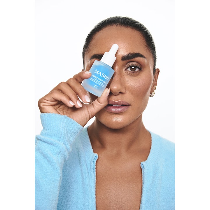 MASHH Gentle Moist Serum 30 ml vegansk fugtgivende serum i lyseblå glasflaske holdt af en kvinde foran ansigtet