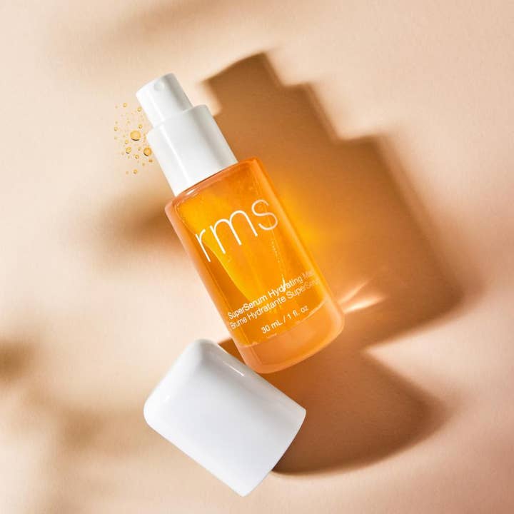 RMS Beauty SuperSerum Hydrating Mist 30 ml fugtgivende face mist med orange væske i gennemsigtig flaske og hvid pumpe