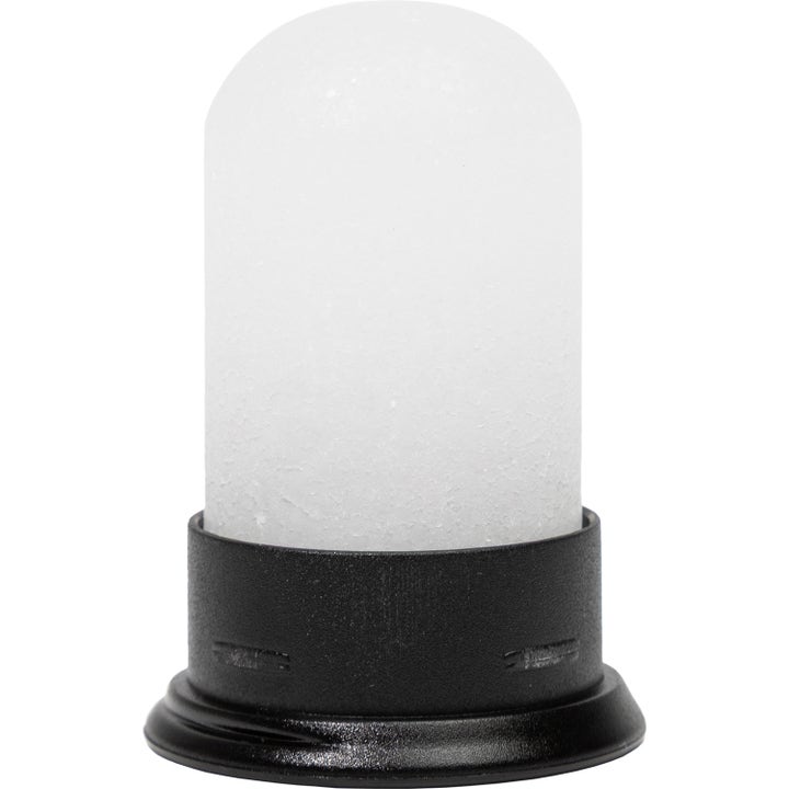 Maria Åkerberg Salt Deo 80 g deodorant med en hvid mat saltkrystal i en sort holder til naturlig kropspleje