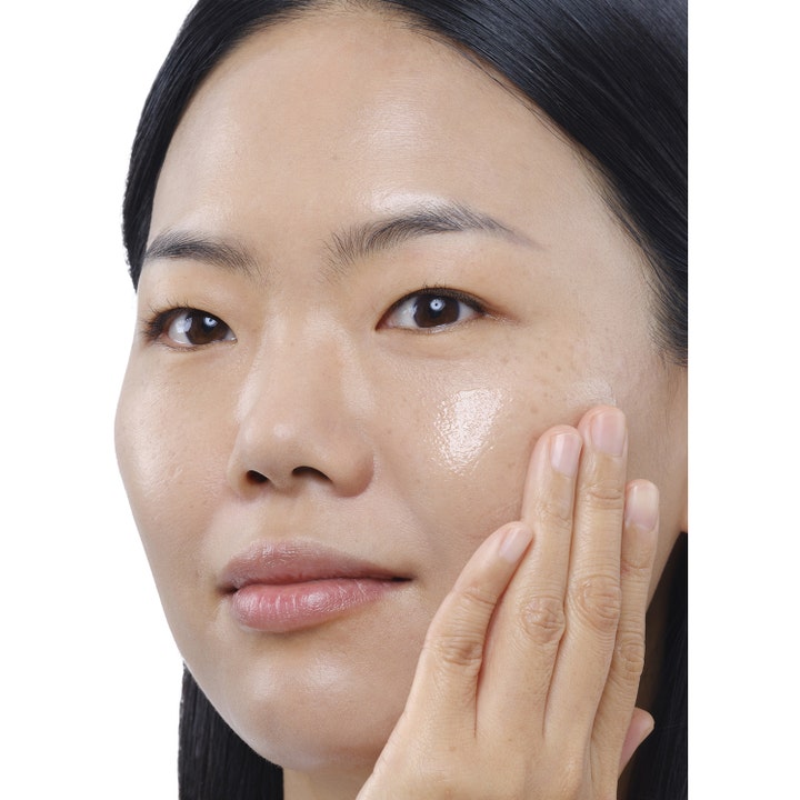 The Ordinary Squalane Cleanser 150 ml fugtgivende ansigtsrens påføres huden for en mild og effektiv rensning.