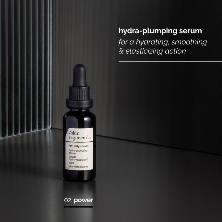 Skin Regimen Ha4 Jelly Serum 30 ml hydra-plumping serum i sort glasflaske med pipette i et stilrent mørkt miljø.