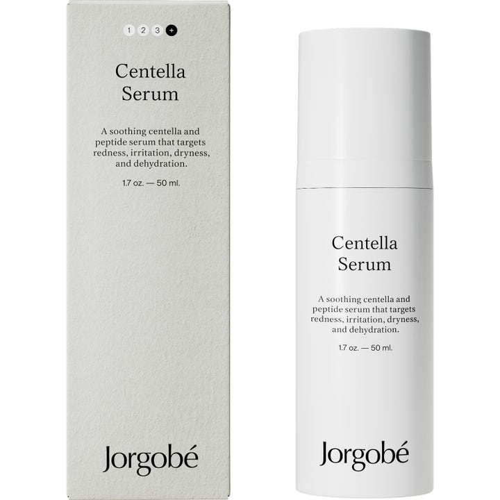 Jorgobé Centella Serum 50 ml beroligende ansigtsserum mod rødme i hvid pumpeflaske og matchende æske