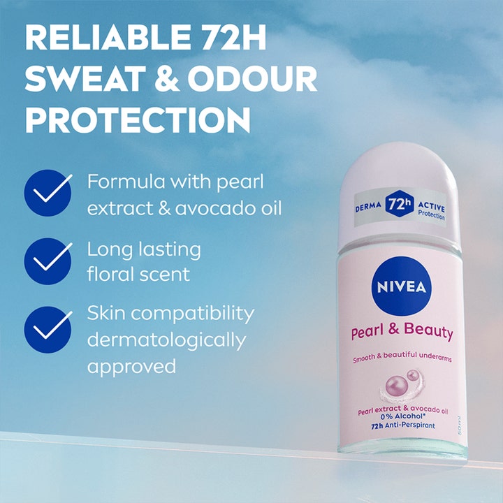 NIVEA Pearl & Beauty Roll-On 50 ml damdeodorant med perleekstrakt og 72h beskyttelse i lyserød glasflaske ved blå himmel.