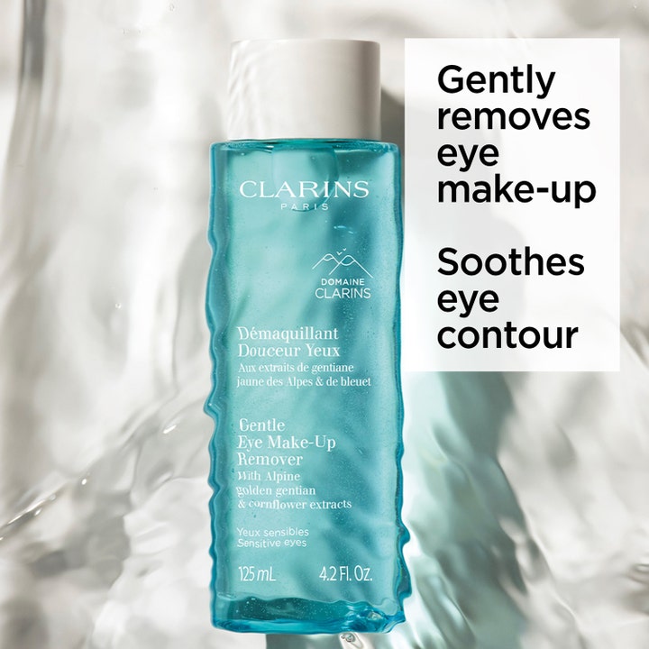 Clarins Gentle Eye Make-Up Remover 125 ml beroligende øjenmakeupfjerner i turkis flaske mod en baggrund af vand