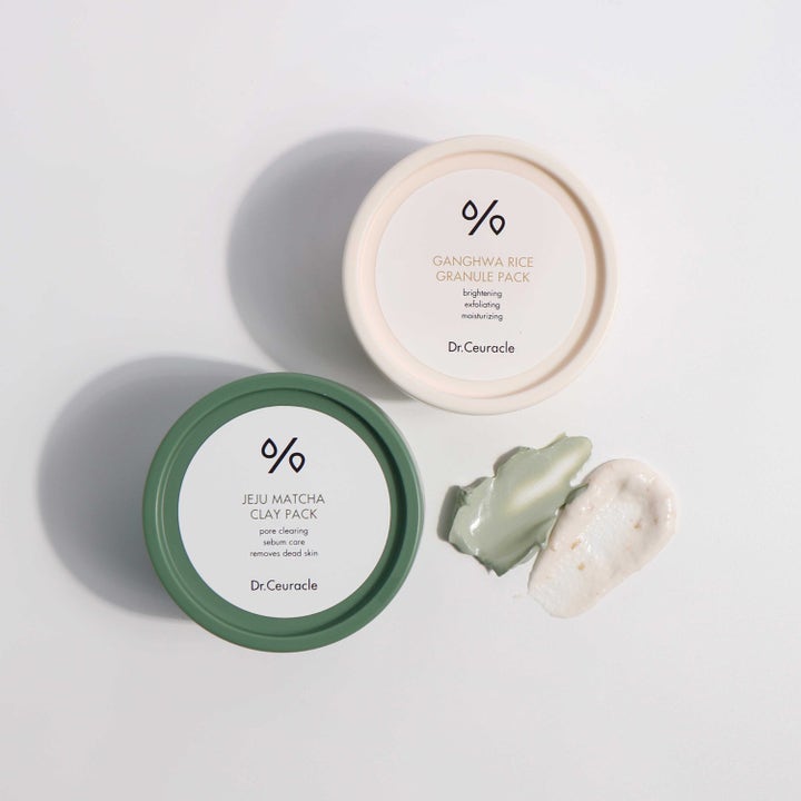 Dr. Ceuracle Jeju Matcha Clay Mask 115 g poreplejende ansigtsmaske i grøn krukke vist med cremede teksturprøver.