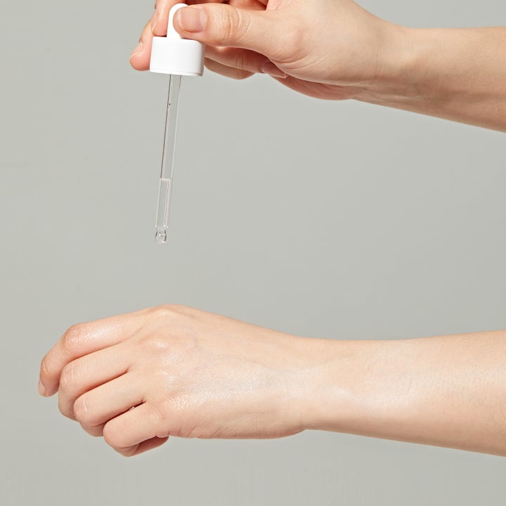 Dr. Ceuracle Tea Tree Purifine Essence 50 ml beroligende essence i let tekstur dryppes fra pipette på huden