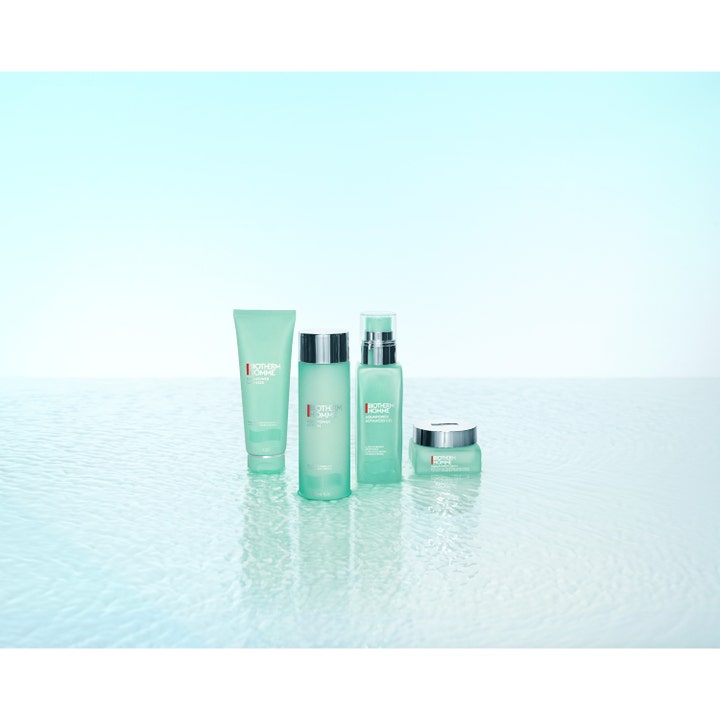 Biotherm Aquapower Lotion 200 ml fugtgivende ansigtspleje i frostet grøn flaske på kruset vand