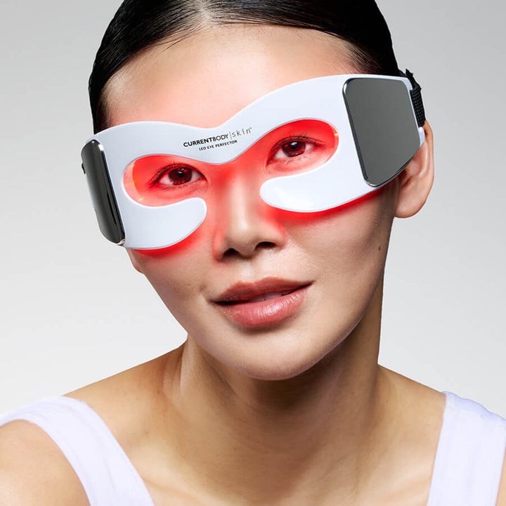 Currentbody Skin LED Eye Perfector hvid øjenmaske med rødt lys der mindsker fine linjer og mørke rande.