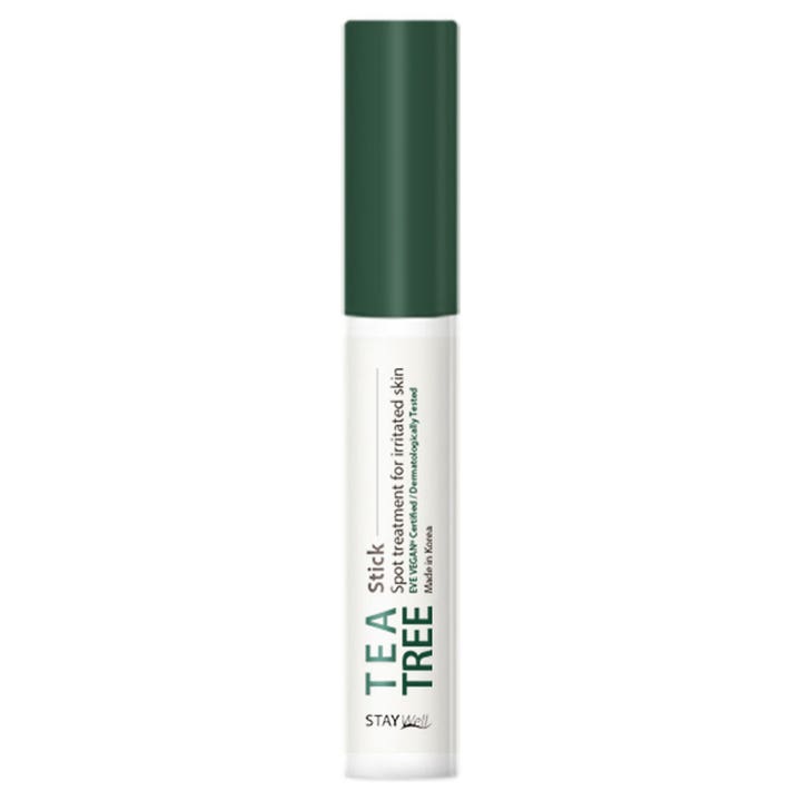 Stay Well Tea Tree Stick spot treatment mod urenheder og irriteret hud i en slank hvid tube med mørkegrønt låg
