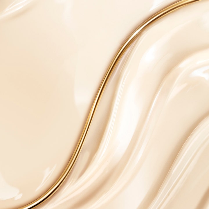 Lancôme Absolue The Eye Cream 20 ml plejende øjencreme viser en fyldig beige tekstur med bløde bølger og en guldkant
