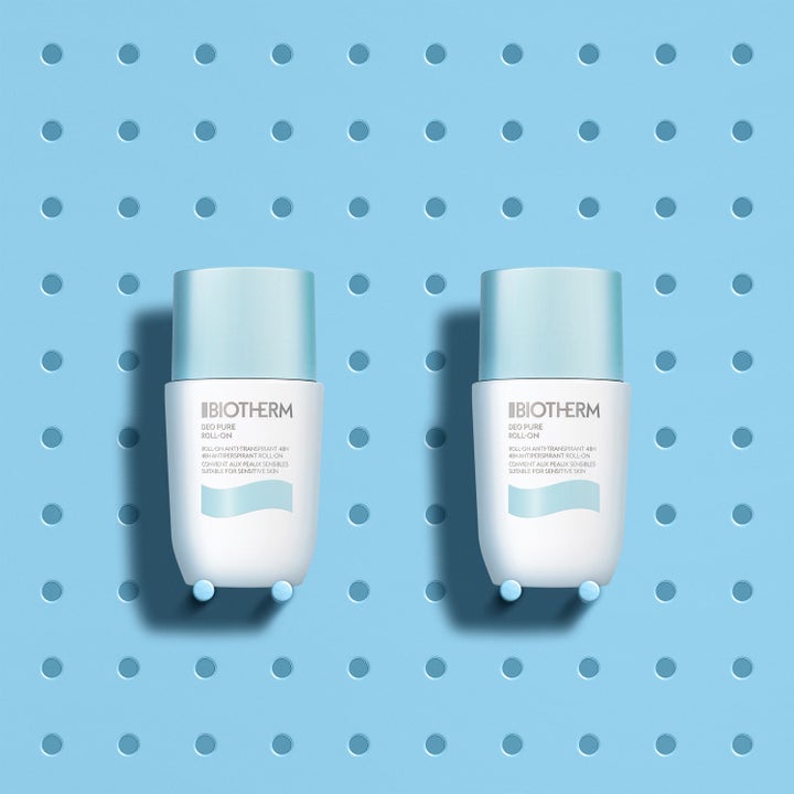 Biotherm Duo Deo Pure Set 150 ml antiperspirant roll-on to hvide flasker med lyseblå låg på en lyseblå hulplade.