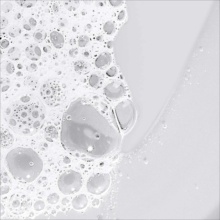 Dermalogica Conditioning Body Wash 295 ml plejende kropsvask med hvidt skum og bobler i nærbillede