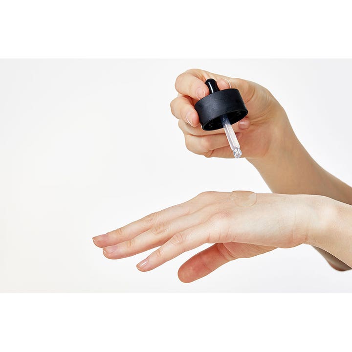 COSRX The Hyaluronic Acid 3 Serum 20 ml fugtgivende ansigtsserum med klar tekstur påført på en hånd med pipette