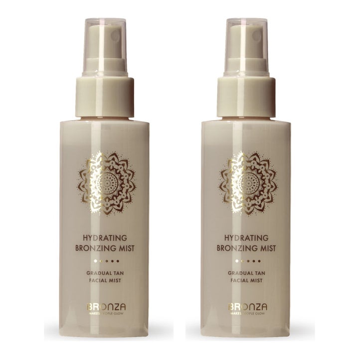 Bronza Hydrating Bronzing Mist to fugtgivende selvbruner mists i klare plastflasker med hvide spraypumper og guldlogo