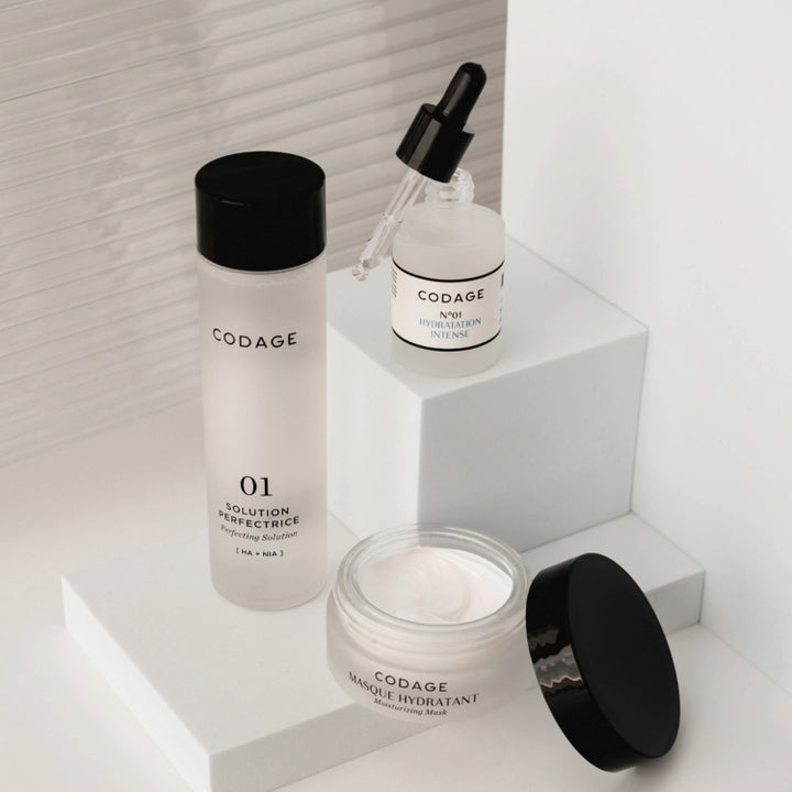 Codage Paris The Perfecting Solution N°01 150 ml toner i frostet flaske sammen med andre hudplejeprodukter