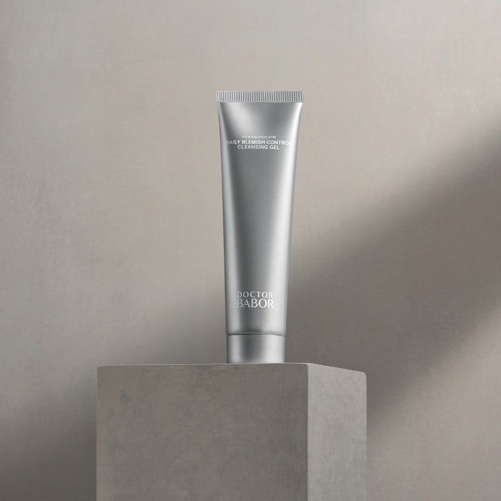 Babor DOC Daily Blemish Control Cleansing Gel 150 ml ansigtsrens mod urenheder i sølvfarvet flaske på en stenblok.