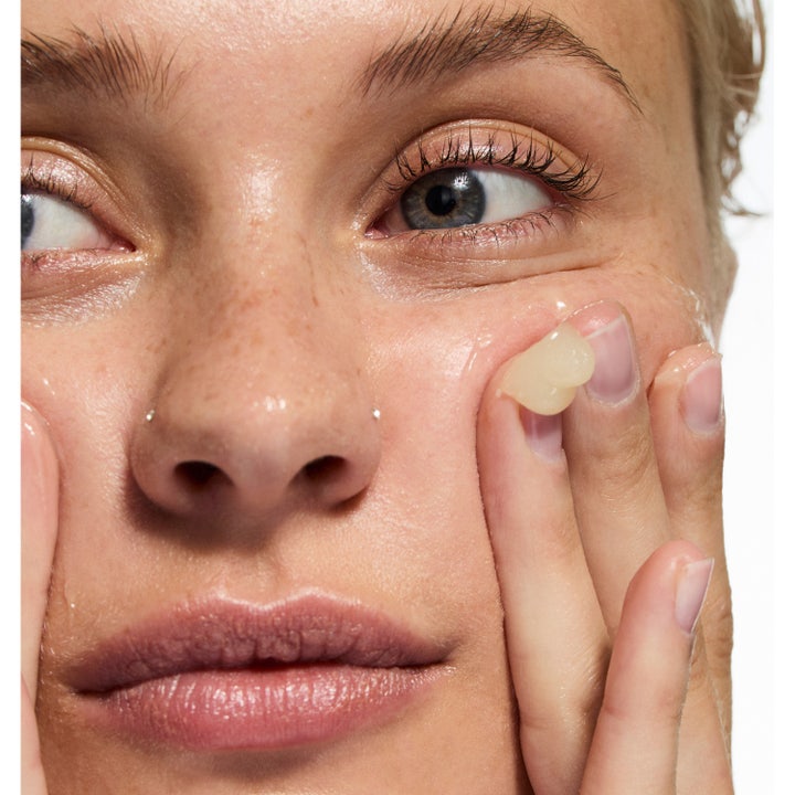 The INKEY List Oat Cleansing Balm 150 ml ansigtsrens med fyldig gul tekstur der beroliger huden