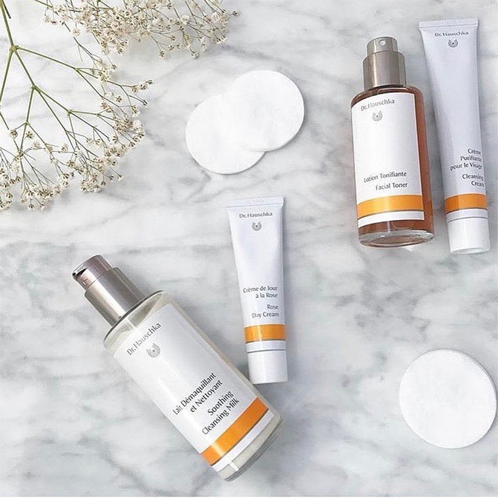 Dr. Hauschka Cleansing Cream 50 ml forfinende ansigtsrens i hvid tube på marmorbord med blomster og vatrondeller