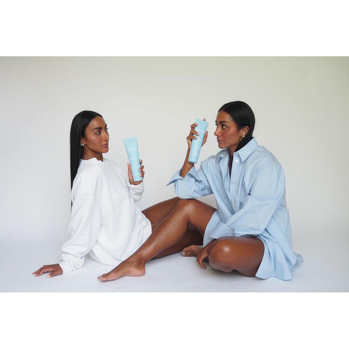 MASHH Gentle Moist Body Lotion 300 ml fugtgivende bodylotion vist af to kvinder i en moderne livsstilssætning