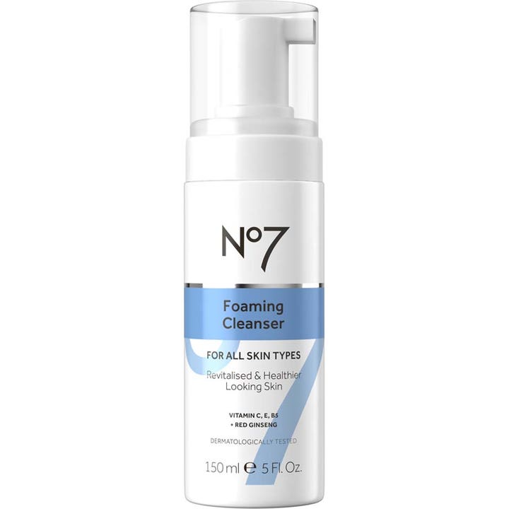 No7 Foaming Cleanser 150 ml opfriskende renseskum med C-vitamin i hvid pumpeflaske med gennemsigtig hætte.