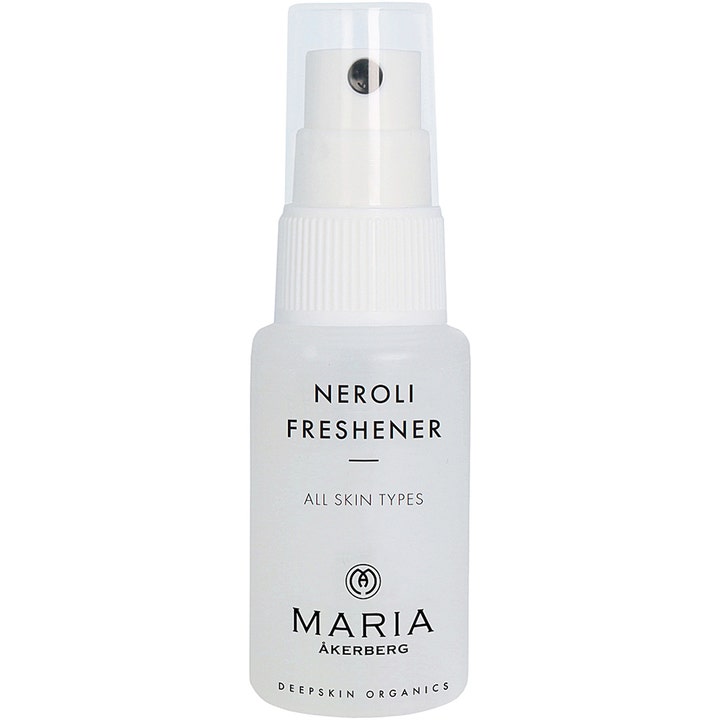 Maria Åkerberg Neroli Freshener opfriskende ansigtsspray i frostet hvid plastflaske med hvid spraypumpe.