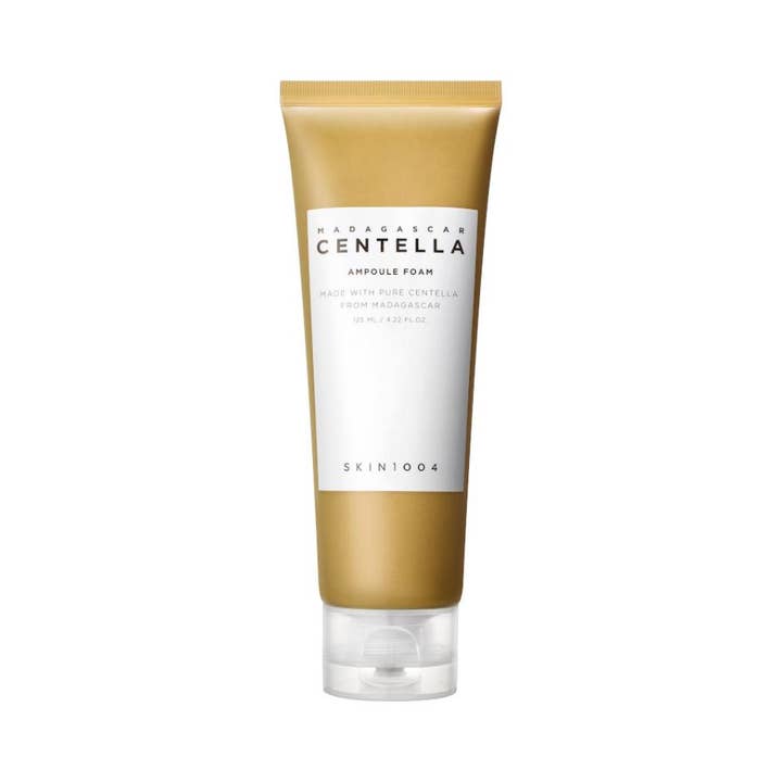 Skin1004 Madagascar Centella Ampoule Foam 125 ml beroligende ansigtsrens i brun tube med hvid label og gennemsigtigt låg