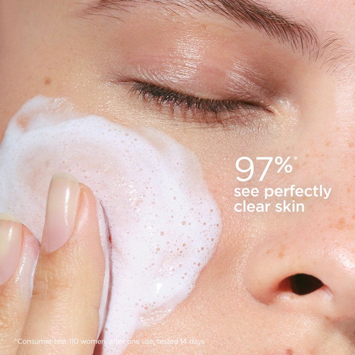 Clarins Soothing Gentle Foaming Cleanser 125 ml beroligende rengøringsskum på huden med teksten 97% see perfectly clear skin