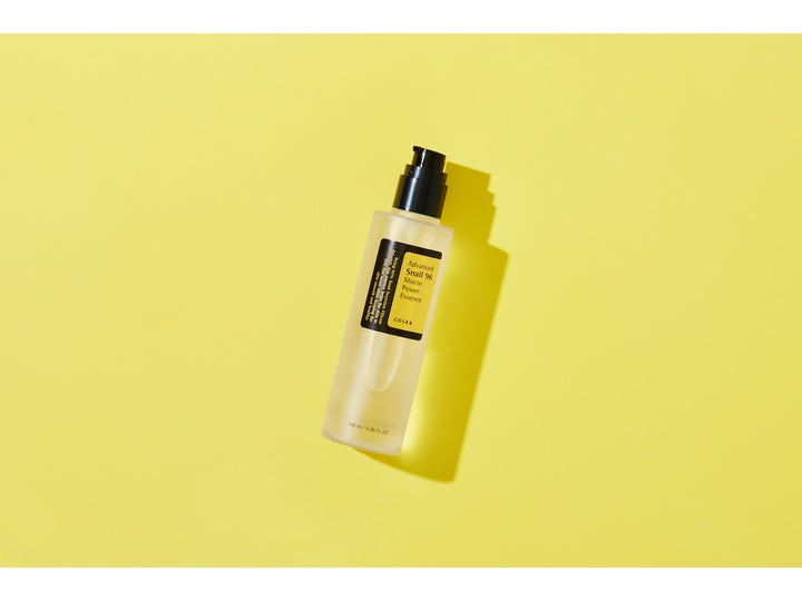 COSRX Advanced Snail 96 Mucin Power Essence 100 ml fugtgivende essence med snigelslim i flaske på gul baggrund