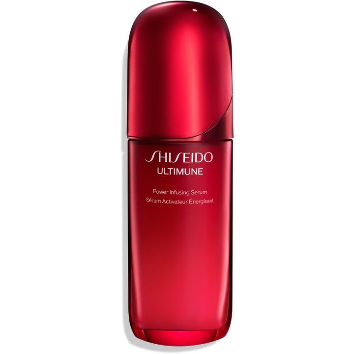 Shiseido Ultimune Power Infusing Concentrate styrkende ansigtsserum i rød gradueret glasflaske med buet sølvlåg