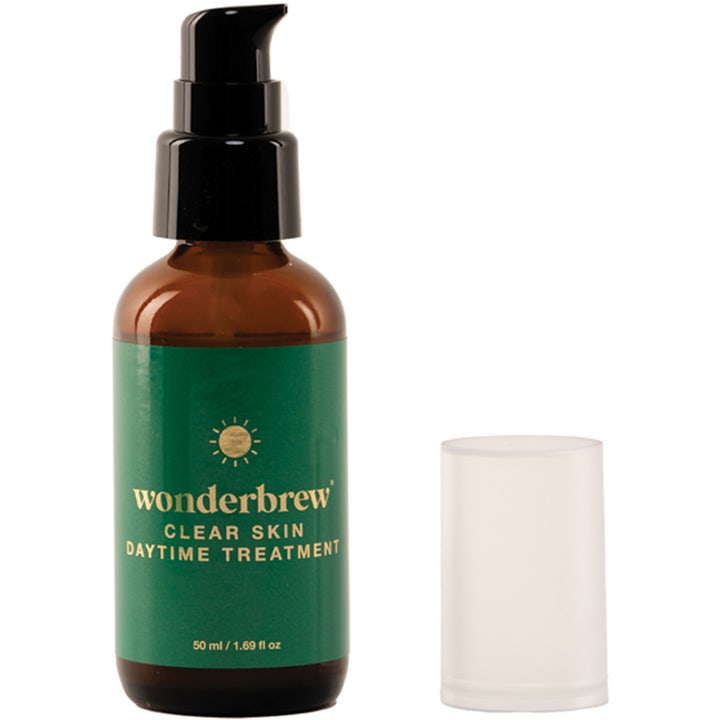 Starskin Wonderbrew Clear Skin Daytime Treatment 50 ml dagcreme i brun glasflaske med sort pumpe og grøn etiket.