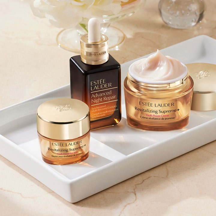 Estée Lauder Revitalizing Supreme + Youth Power Eye Balm 15 ml opstrammende øjencreme i guldkrukke på hvid bakke