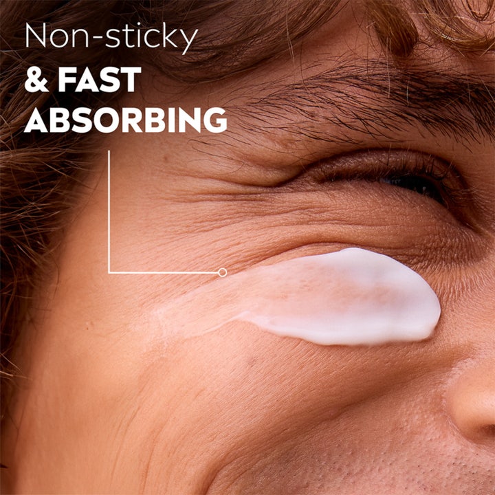 NIVEA Sensitive Moisturiser SPF15 75 ml ansigtssolcreme med hvid ikke-fedtende og hurtigtabsorberende tekstur.