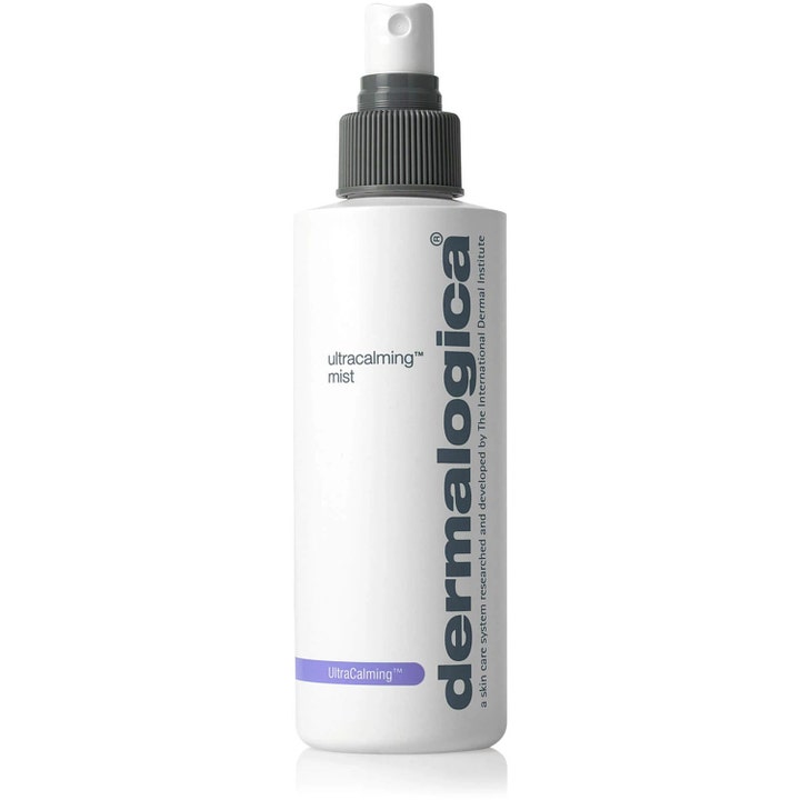 Dermalogica UltraCalming Mist beroligende ansigtsspray i hvid flaske med gråt sprayhoved og lilla detalje.