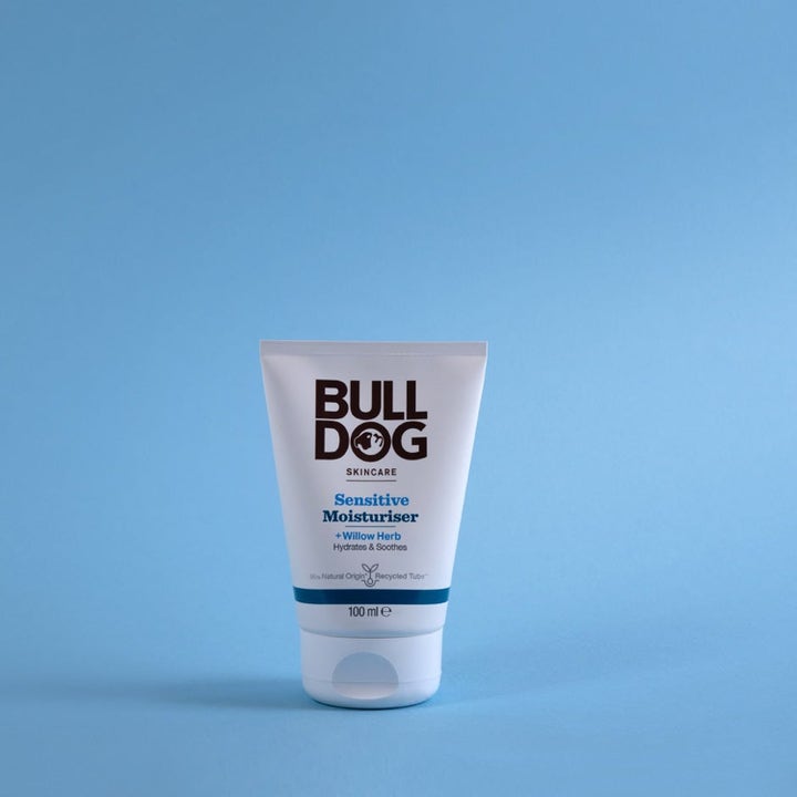 Bulldog Sensitive Moisturiser 100 ml beroligende ansigtscreme i hvid tube på lyseblå baggrund