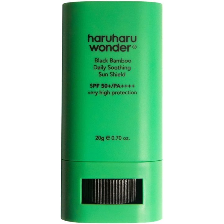 Haruharu Wonder Black Bamboo Daily Soothing Sun Shield 20g beroligende solstift i en klar grøn beholder