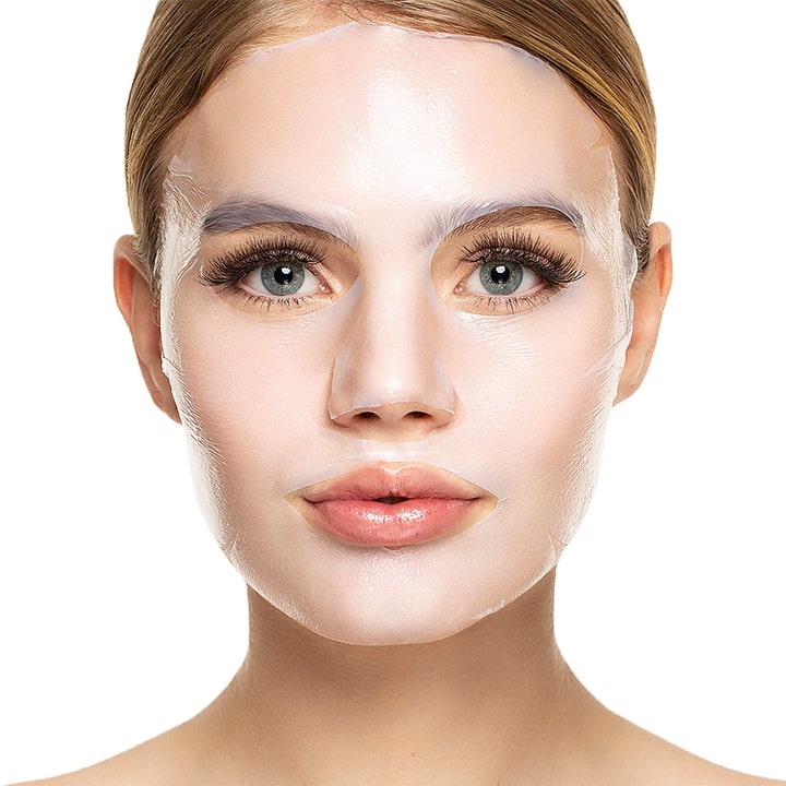 Starskin The Diamond Mask 40 g illuminating bio-cellulose sheet mask vist på en kvinde for strålende hud