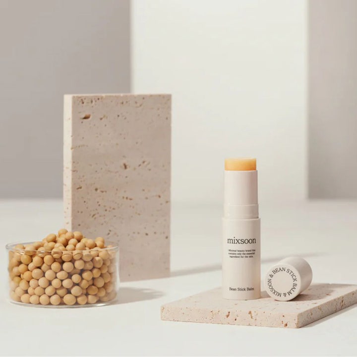 Mixsoon Bean Stick Balm 11,5 ml fugtgivende ansigtspleje i hvid stift ved siden af en skål med sojabønner