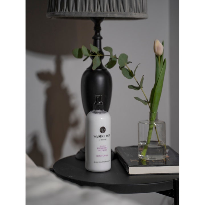 Washologi Hand Cream Scent Of Harmony 300 ml plejende håndcreme i hvid pumpeflaske i et stemningsfuldt interiør