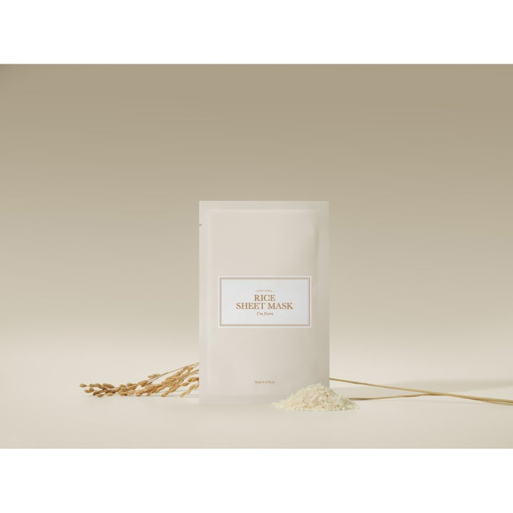 I'm from Rice Sheet Mask 5 stk fugtgivende ansigtsmaske i beige sachet stående ved tørrede risaks og riskerner