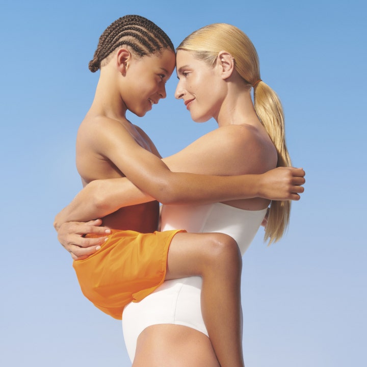 Garnier Ambre Solaire Sensitive Advanced Kids Lotion SPF50+ 175 ml beskytter børn i solen mod en blå himmel.